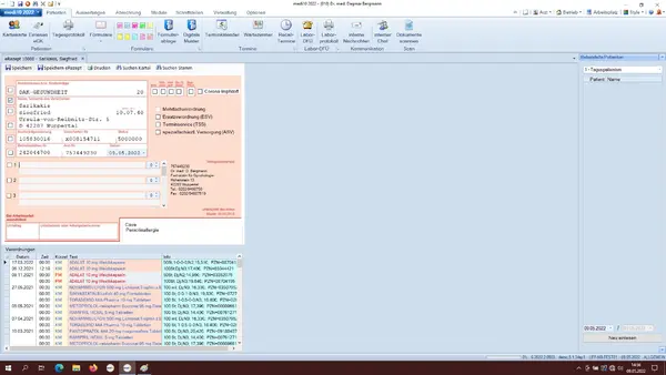 Digitale Arztsoftware mit eRezept-Formular und Patientendaten für die elektronische Verordnung.